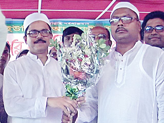 রাজনৈতিক প্রতিপক্ষ ও নাশকতার আসামিকে ফুল দিয়ে দলে বরণ করছেন পররাষ্ট্র প্রতিমন্ত্রী