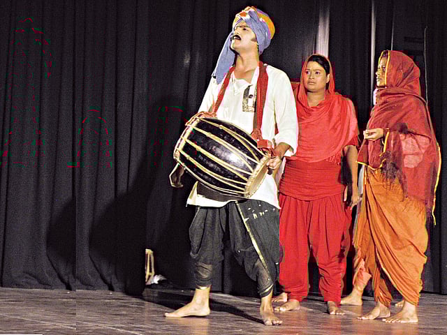 পরীক্ষণ থিয়েটার মিলনায়তনে গতকাল মঞ্চস্থ গুপী গাইন বাঘা বাইন নাটকের একটি দৃশ্য l ছবি: প্রথম আলো