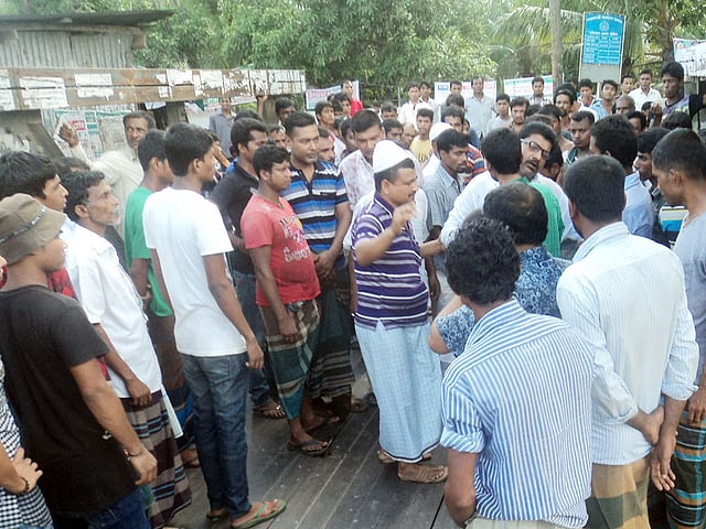 বরিশালের আগৈলঝাড়া থানায় ডেকে নিয়ে উপজেলা অটো টেম্পো মালিক ও শ্রমিক ইউনিয়নের নেতা-কর্মীদের মারধরের প্রতিবাদে শ্রমিক এবং স্থানীয় লোকজন আগৈলঝাড়া থানা মূল ফটকের সামনে বিক্ষোভ করেন l প্রথম আলো