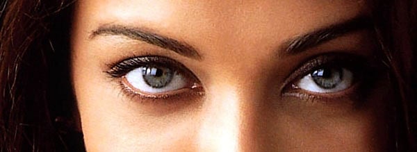 লাল চোখ, হলদে চোখ, ঝুলেপড়া চোখ, ফুলে ওঠা চোখ, ফ্যাকাশে চোখ এবং চোখের পাতা আর চোখের মণি দেখেই বোঝা যাবে আপনি কতটা সুস্থ-সবল আছেন কিংবা কতটা রোগাক্রান্ত হয়েছেন। প্রতীকী ছবি।