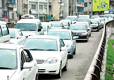 রাজধানীর শাহজাহানপুর এলাকায় গাড়ির চাপ বাড়লে খিলগাঁও উড়ালসড়কেও দীর্ঘ যানজট সৃষ্টি হয়। ছবিটি বুধবার সকালে তোলা l আবদুস সালাম