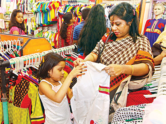 মায়ের পছন্দের জামা মেয়ের পছন্দ হচ্ছে না। এ নিয়ে মেয়ের মন ভার। গতকাল ধানমন্ডির একটি বিপণিবিতান থেকে ছবিটি তোলা l ছবি: জাহিদুল করিম