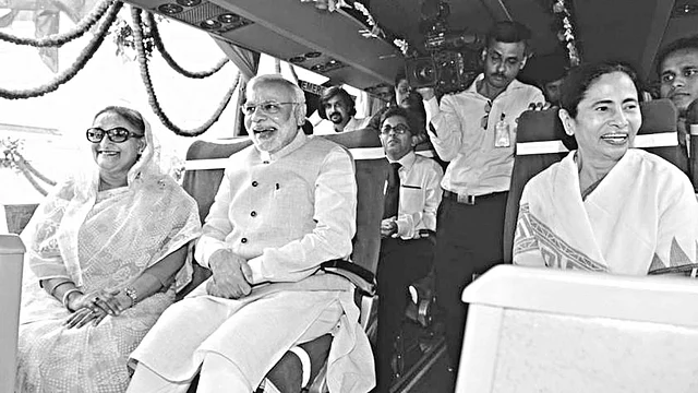 ঢাকা-গুয়াহাটি বাস সার্ভিসের উদ্বোধন অনুষ্ঠানে শেখ হাসিনা, নরেন্দ্র মোদি ও মমতা বন্দ্যোপাধ্যায়