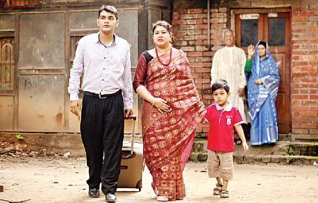 ছেলে–নাতি–বউমাকে নিয়ে ঈদের কদিন বাড়ি ছিল আনন্দে ভরা, এরপর আবার অপেক্ষা। মডেল: রাসেল, হেমা ও আয়ান এবং হায়দার হোসেন ও নূরুন্নাহার, ছবি: সুমন ইউসুফ