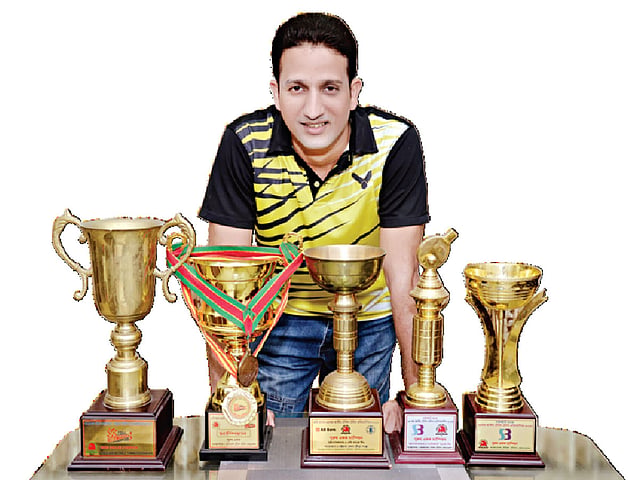 চ্যাম্পিয়ন শিরোপাসহ মানস চৌধুরী