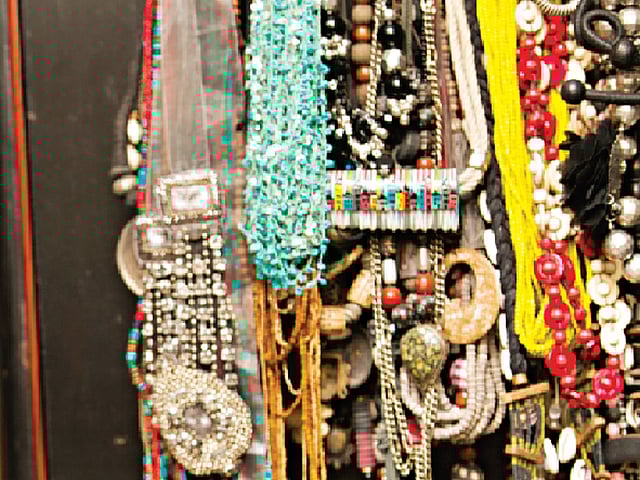 যেকোনো পোশাকের সঙ্গেই নানা ধরনের গয়না পরেন