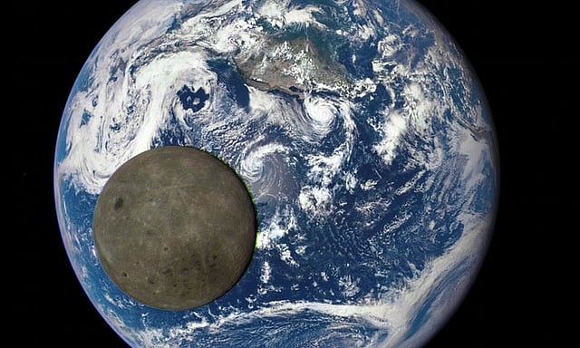 পৃথিবী থেকে চাঁদের যে দিকটি আমরা কখনোই দেখতে পাই না এটা সেই দিকের ছবি। সূর্যের আলোয় চাঁদ এবং পৃথিবী আলোকিত হয়ে আছে। পৃথিবীর প্রায় ১৬ লাখ মাইল দূর থেকে এই ছবি তোলা হয়েছে। ছবি: নাসা/দ্য গার্ডিয়ান