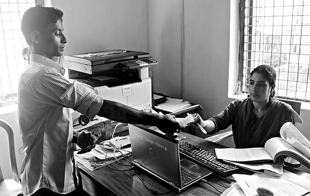 ডিজিটাল সেন্টারে একজন নারী উদ্যোক্তা দিচ্ছেন ডিজিটাল সেবা l প্রথম আলো