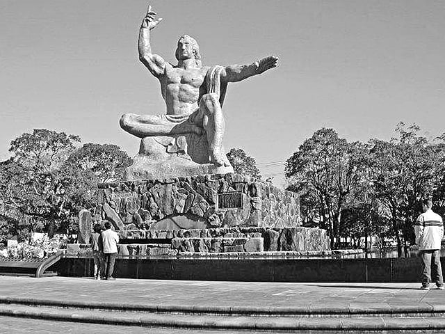 এই ভাস্কর্যকে ঘিরে গড়ে উঠেছে নাগাসাকির শান্তি উদ্যান