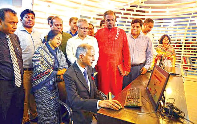 ই–লাইব্রেরির উদ্বোধন করছেন ঢাকা বিশ্ববিদ্যালয়ের উপাচার্য