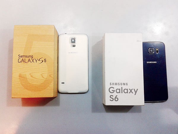 প্যাকেটসহ গ্যালাক্সি এস ৫ ও ৬ নকল ফোন l ছবি: প্রথম আলো