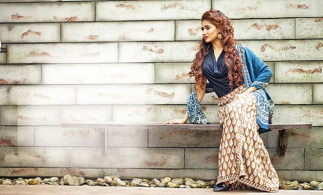 হাল ফ্যাশনের পোশাকে ব্যবহার করা হচ্ছে প্রাকৃতিক রং। মডেল: সূচনা