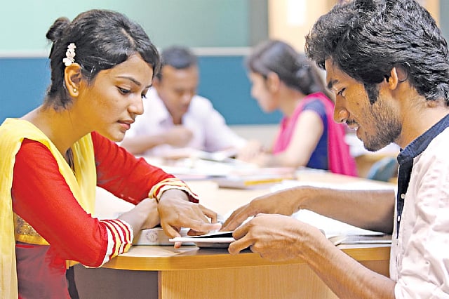 ৩৫তম বিসিএসের লিখিত পরীক্ষা শুরু হচ্ছে আগামী ১ সেপ্টেম্বর থেকে। এই পরীক্ষায় ভালো করতে হলে আপনার প্রস্তুতিও হতে হবে ভালো। মডেল: মৌসুমী ও রেজভী l ছবি: আবদুস সালাম