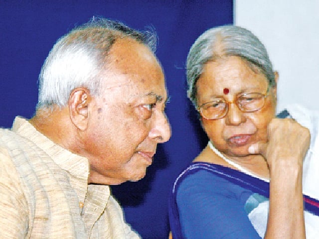 রবীন্দ্রসংগীত সম্মিলন পরিষদ উত্তরা শাখা আয়োজিত রবীন্দ্রনাথ ও নজরুলের সম্পর্ক বিষয়ে পাঠচক্রে ছিলেন রফিকুল ইসলাম ও সন্জীদা খাতুন l ছবি: সাহাদাত পারভেজ