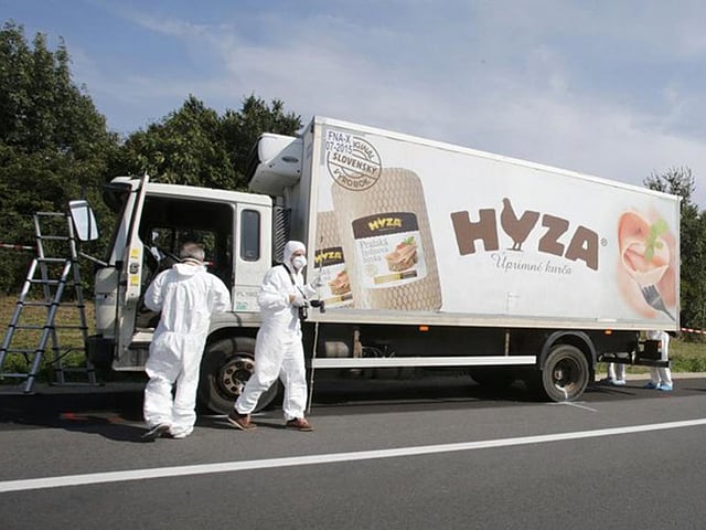 এই লরি থেকে উদ্ধার হয়েছে শরণার্থীদের মৃতদেহ