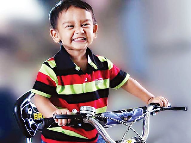 সাইকেলে ছোট্ট ক্যাসপার। ছবি: তোফাজ্জল হোসেন