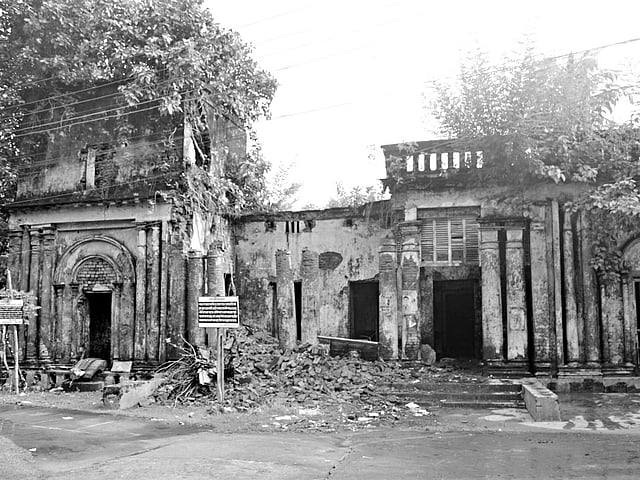 সংরক্ষণের উদ্যোগ না নেওয়ায় পটুয়াখালীর জমিদার রাজেশ্বর রায় চৌধুরীর কাছারিবাড়িটি এখন নিশ্চিহ্ন হওয়ার পথে। সম্প্রতি তোলা ছবি l প্রথম আলো