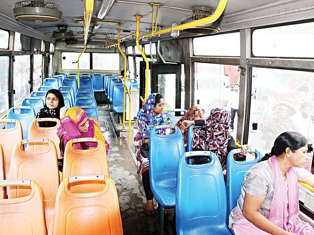 বিআরটিসি নারী বাস সার্ভিসের বাসে তেমন যাত্রী ওঠে না। সম্প্রতি মতিঝিল এলাকা থেকে তোলা ছবি l প্রথম আলো