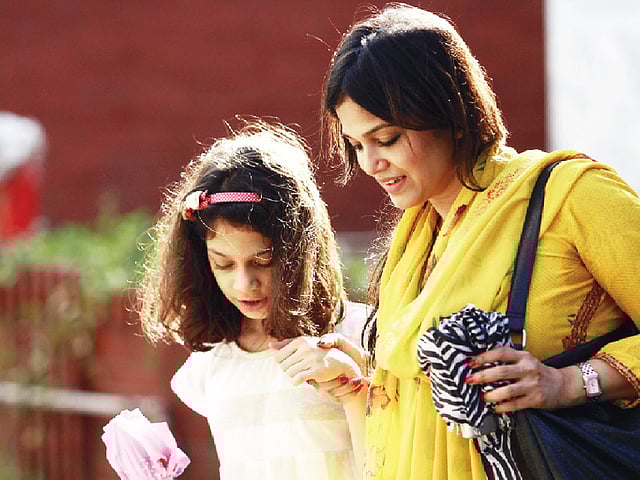 সন্তানের কাছে নানাভাবে প্রকাশ করুন আপনার স্নেহ। এটি তাকে নিরাপত্তাবোধ দেবে। মডেল: সাঁঝবাতি ও বুড়ি আলী। ছবি: অধুনা