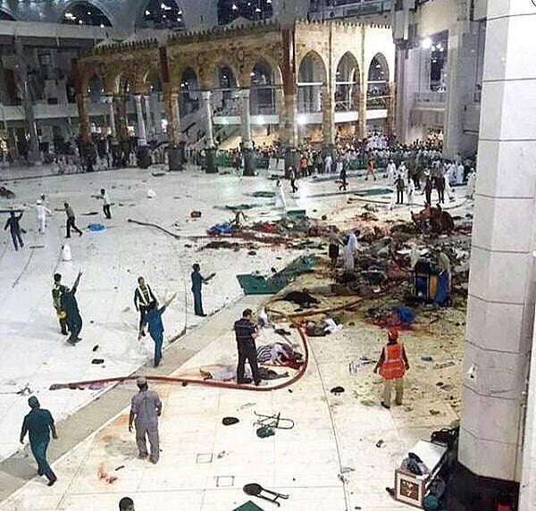 মক্কা শরিফে মসজিদ আল হারামের ভেতরে নির্মাণকাজে ব্যবহৃত একটি ক্রেন ছিঁড়ে কমপক্ষে ৮৭ জন নিহত হয়েছেন। নিহত অনেকে পড়ে আছেন। এই ছবি টুইটার থেকে নেওয়া।