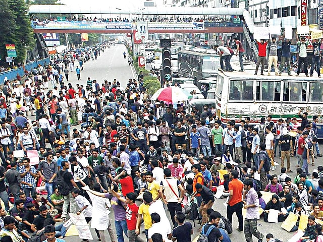 বেসরকারি বিশ্ববিদ্যালয়ের ‘টিউশন ফি’র ওপর আরোপিত ভ্যাট প্রত্যাহারের দাবিতে গতকাল শিক্ষার্থীরা রাজধানীর বনানী এলাকায় রাস্তা অবরোধ করে বিক্ষোভ করেন l ছবি: প্রথম আলো