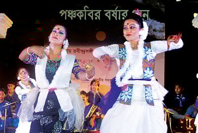 পঞ্চকবির বর্ষার গানের অনুষ্ঠানে নাচ পরিবেশন করেন প্রমা অবন্তি ও তঁার দল l প্রথম আলো