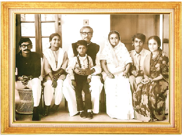 স্মৃতির ফ্রেমে শেখ কামাল, শেখ রেহানা, বঙ্গবন্ধু শেখ মুজিবুর রহমান, শেখ রাসেল (আব্বার কোলে), বেগম ফজিলাতুন্নেছা মুজিব, শেখ জামাল ও শেখ হাসিনা