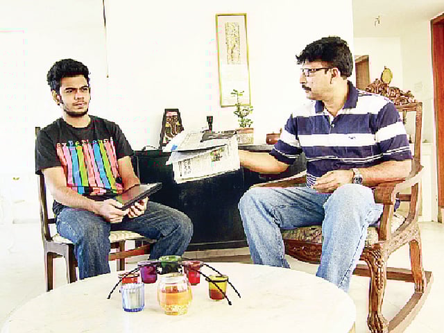 মা–বাবার সঙ্গে ভুল–বোঝাবুঝি হলে সচেতনতার সঙ্গে সে সমস্যার সমাধান করতে হবে। মডেল: আফনান ও তপন, ছবি: অধুনা