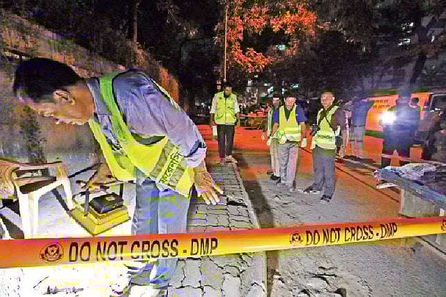 রাজধানীর গুলশান এলাকার যেখানে গতকাল ইতালিয়ান নাগরিক তাবেলা সিজার গুলিবিদ্ধ হয়ে নিহত হন, সেখান থেকে আলামত সংগ্রহ করেন গোয়েন্দা সংস্থার সদস্যরা l ছবি: প্রথম আলো