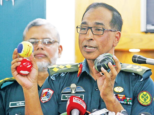 সংবাদ সম্মেলনে মাদক বহনের জন্য কারাবন্দীদের ব্যবহৃত টেনিস বল দেখান কারা মহাপরিদর্শক l প্রথম আলো