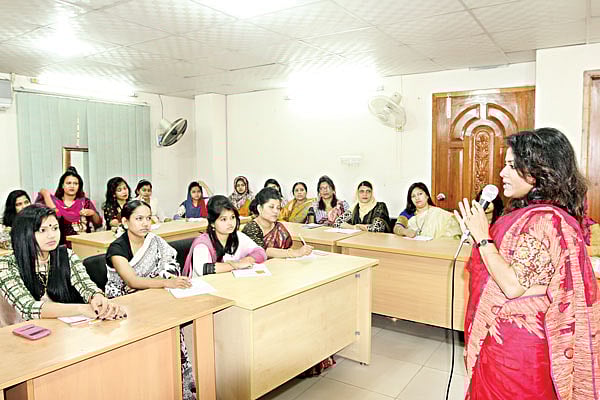 এসএমই ফাউন্ডেশনের উদ্যোগে সৌন্দর্যচর্চা ও পার্লার ব্যবস্থাপনা কোর্সের প্রশিক্ষণ দিচ্ছেন রূপবিশেষজ্ঞ আফরোজা পারভীন। ছবি: সাহাদাত পারভেজ