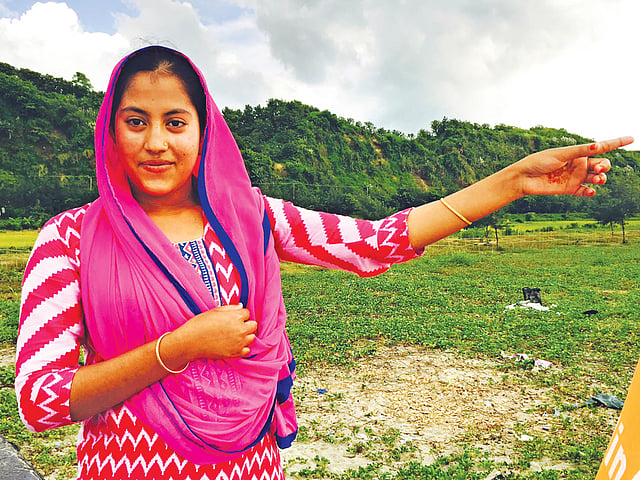 কক্সবাজারে পরিবার নিয়ে পর্যটকেরা বেড়াতে এলে ডাক পড়ে তাঁর। দূরদূরান্ত থেকে আসা লোকজনকে নিয়ে যান বিভিন্ন দর্শনীয় স্থানে। সবার কাছে ময়না নামে পরিচিত জেরিন ফারজানা এখন একজন দক্ষ ভ্রমণ গাইড l প্রথম আলো