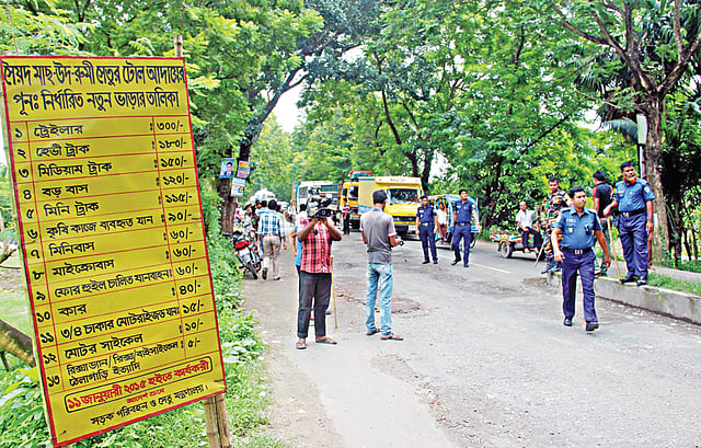 কুষ্টিয়ার কুমারখালীতে সৈয়দ মাছ-উদ-রুমী সেতুতে টোল আদায়কে কেন্দ্র করে সড়ক অবরোধ করেন যানবাহনের চালক ও স্থানীয় লোকজন। এ সময় জেলা প্রশাসনের সহায়তায় পুলিশ পরিস্থিতি শান্ত করে। গতকাল সকালে তোলা ছবি l প্রথম আলো