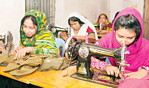 সেলাইয়ের প্রশিক্ষণ নিচ্ছেন বেদে সম্প্রদায়ের কয়েক নারী