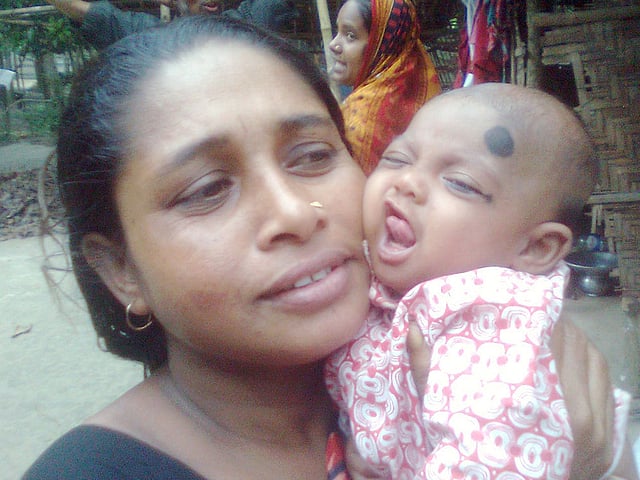 দগ্ধ হয়ে মারা যাওয়ার আগে মা ও শিশুকন্যা। ছবি: প্রথম আলো