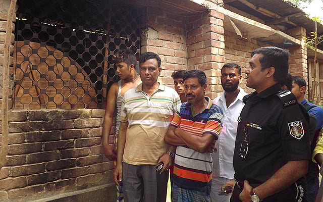 ঘটনাস্থল পরিদর্শনে র্যাবের কর্মকর্তা। ছবি: প্রথম আলো