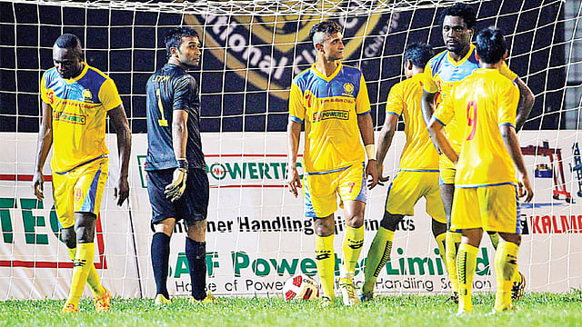 গোলটা আটকানো গেল না। ইস্টবেঙ্গলের প্রথম গোলের পর হতাশ চট্টগ্রাম আবাহনীর খেলোয়াড়েরা। শেখ কামাল আন্তর্জাতিক ক্লাব কাপে কাল কলকাতার দলটির কাছে হেরে গেছে চট্টগ্রাম আবাহনী l প্রথম আলো