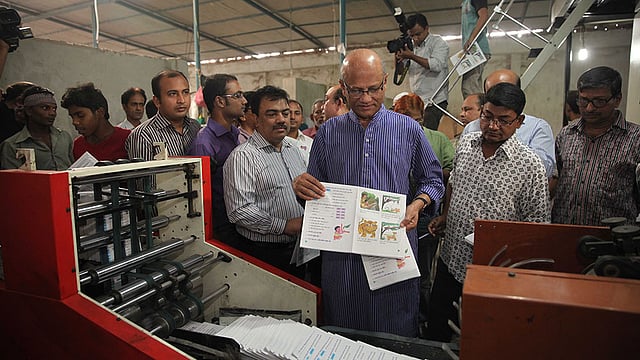 মাতুয়াইল সাউথ পাড়া কলেজ রোডে আনন্দ প্রিন্টার্স নামের প্রেসে প্রাথমিক ও মাধ্যমিকের পাঠ্যপুস্তক ছাপার কাজ পরিদর্শন করেন শিক্ষামন্ত্রী। ছবি: মনিরুল আলম