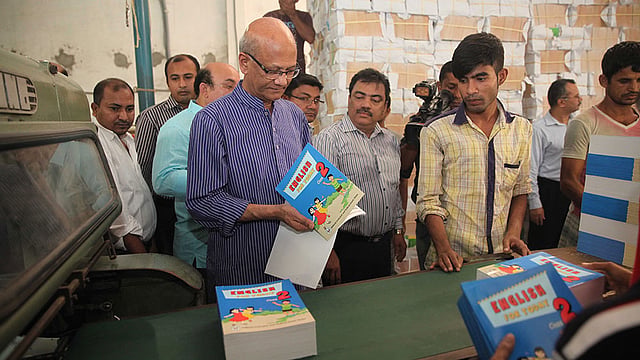মাতুয়াইল সাউথ পাড়া কলেজ রোডে আনন্দ প্রিন্টার্স নামের প্রেসে প্রাথমিক ও মাধ্যমিকের পাঠ্যপুস্তক ছাপার কাজ পরিদর্শন করেন শিক্ষামন্ত্রী। ছবি: মনিরুল আলম