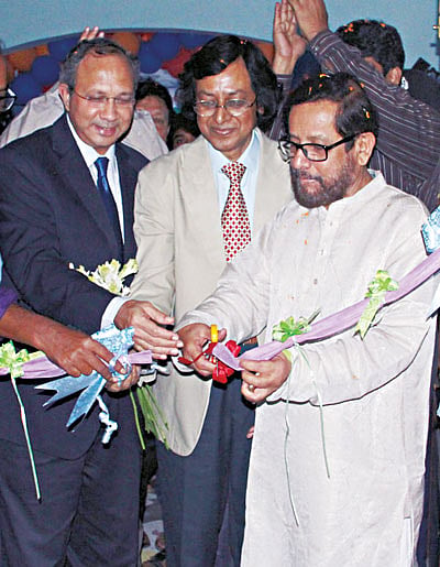 টিএসসিসির উদ্বোধন করছেন সংস্কৃতিমন্ত্রী আসাদুজ্জামান নূর। পাশে ভারতীয় হাইকমিশনার পঙ্কজ সরন