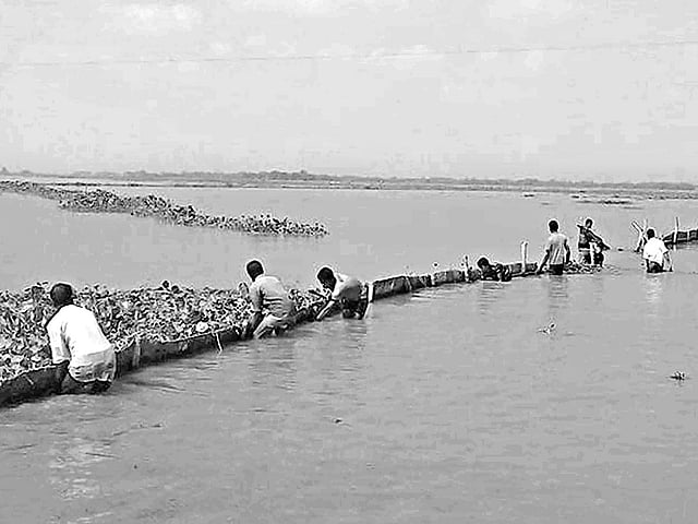 নাটোরে চলনবিলের ইটালি এলাকায় জেলা প্রশাসন বিশেষ অভিযান চালিয়ে গতকাল বিকেলে সুতি জালের একটি ঘের ও বানার বেড়া উচ্ছেদ করে l প্রথম আলো