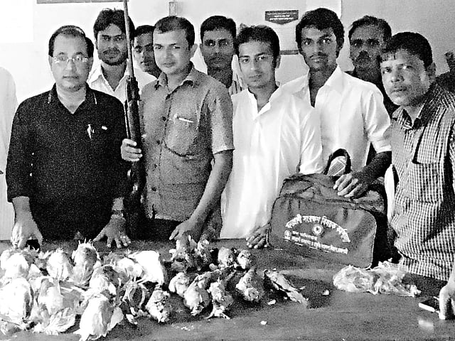 উদ্ধাার করা পাখি ও বন্দুক