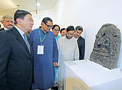 জাতীয় জাদুঘরের মূল মিলনায়তনের সামনের লবিতে গতকাল শুরু হওয়া বৌদ্ধ ভাস্কর্যের বিশেষ প্রদর্শনী দেখছেন (বাঁ থেকে) বিশ্ব পর্যটন সংস্থার মহাসচিব তালেব রিফাই, বেসামরিক বিমান পরিবহন ও পর্যটনমন্ত্রী রাশেদ খান মেনন ও সংস্কৃতিমন্ত্রী আসাদুজ্জামান নূর l প্রথম আলো