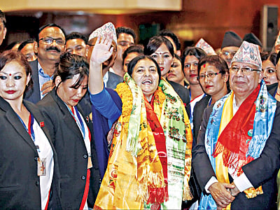 নেপালের সদ্য নির্বাচিত প্রেসিডেন্ট বিদ্যা দেবী ভান্ডারি সাংবাদিকদের অভিনন্দনের জবাব দিচ্ছেন। দেশটির পার্লামেন্ট গতকাল তাঁকে প্রেসিডেন্ট পদে নির্বাচিত করে l ছবি: রয়টার্স