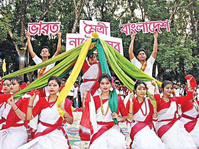 বাংলাদেশ-ভারত নাট্যোৎসবের উদ্বোধনী অনুষ্ঠানে গতকাল রাজশাহী বিশ্ববিদ্যালয়ের নাট্যকলা বিভাগের শিক্ষার্থীদের নৃত্য পরিবেশনা l ছবি: প্রথম আলো