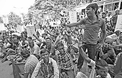 শ্রম আইন ও শ্রম বিধিমালা সংশোধনের দাবিতে গতকাল জাতীয় প্রেসক্লাবের সামনে শ্রমিক সমাবেশ করে বাংলাদেশ ট্রেড ইউনিয়ন কেন্দ্র l প্রথম আলো