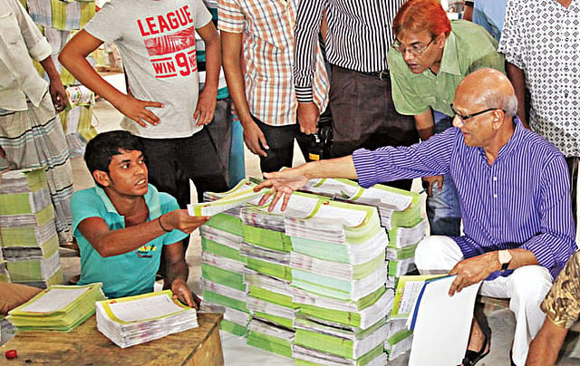 রাজধানীর মাতুয়াইলে গতকাল পাঠ্যপুস্তক ছাপার কাজ পরিদর্শন করেন শিক্ষামন্ত্রী নুরুল ইসলাম নাহিদ l ছবি: প্রথম আলো