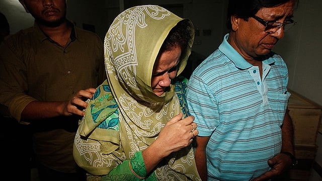 স্বজনের কান্না। ছবিটি ঢাকা মেডিকেল কলেজ হাসপাতল থেকে তোলা। ছবি: সাজিদ হোসেন