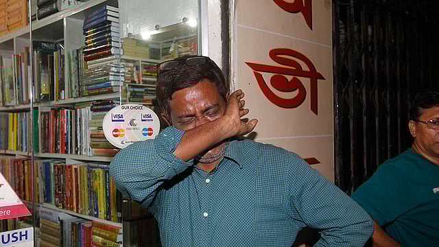 আজিজ সুপার মার্কেটে ঘটনাস্থলে নিহত ফয়সালের এক বন্ধুর কান্না। ছবি: সাজিদ হোসেন