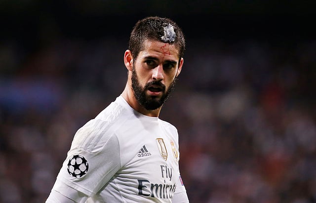 মাথায় নয়টি সেলাই পড়েছে ইসকোর। ছবি: রয়টার্স